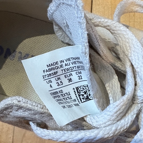 Stylish White Kids Converse All Star Sneakers with Red Accents girls size 4 - Picture 7 of 9